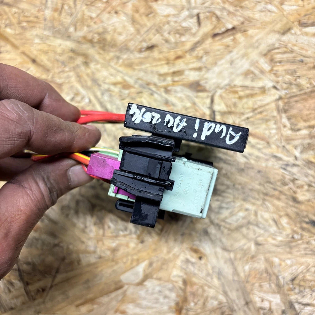 AUDI A4 FUSE RELAY BOX 2008 - 2014