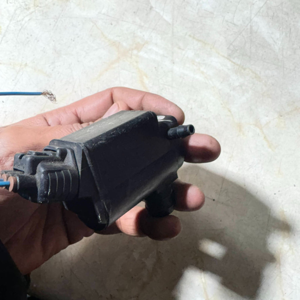 TOYOTA AVENSIS WINDSCREEN WASHER PUMP 12V