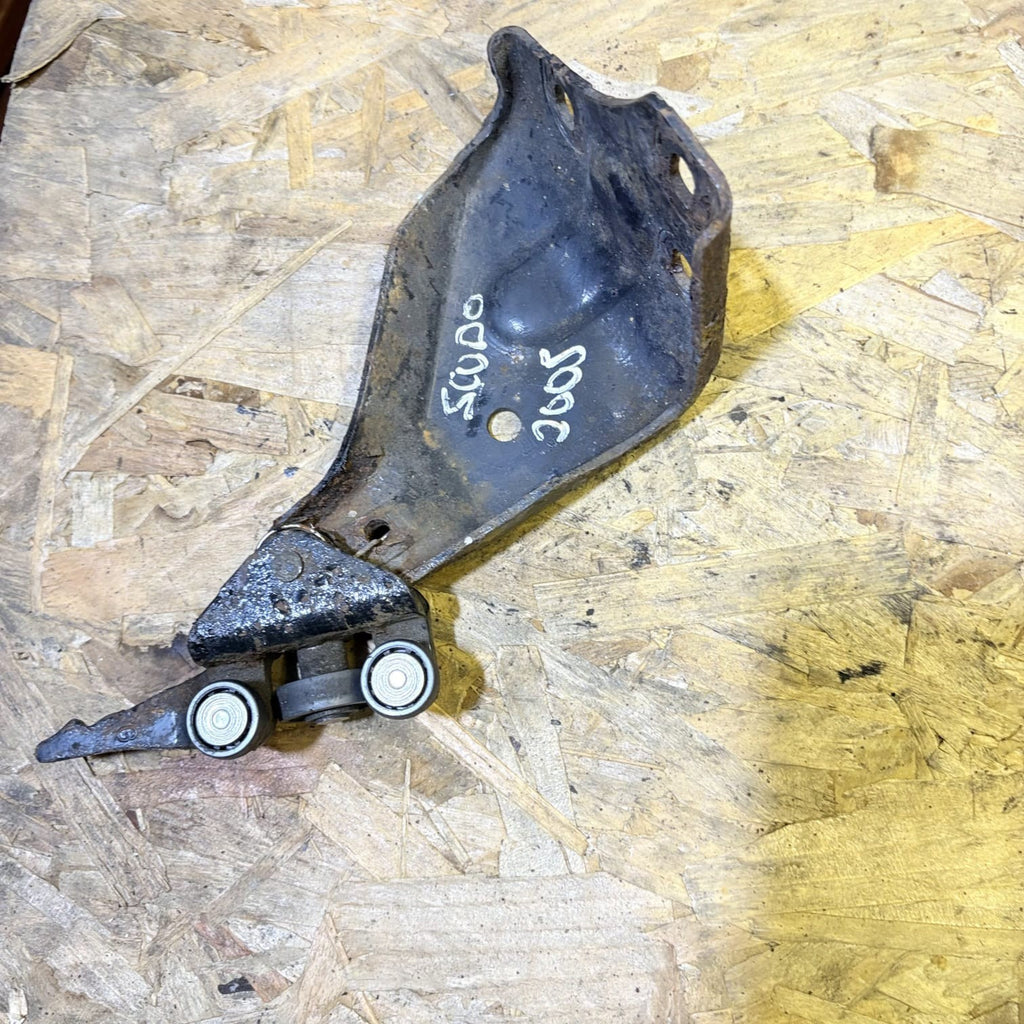 FIAT SCUDO PEUGEOT EXPERT CITROEN DISPATCH BOTTOM ROLLER BRACKET 2005