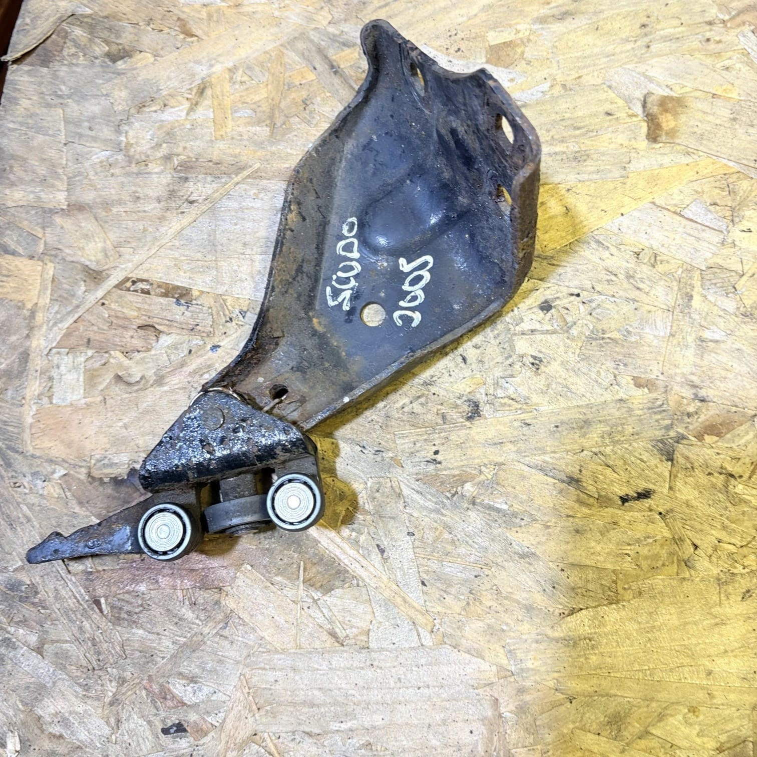 FIAT SCUDO PEUGEOT EXPERT CITROEN DISPATCH BOTTOM ROLLER BRACKET 2005