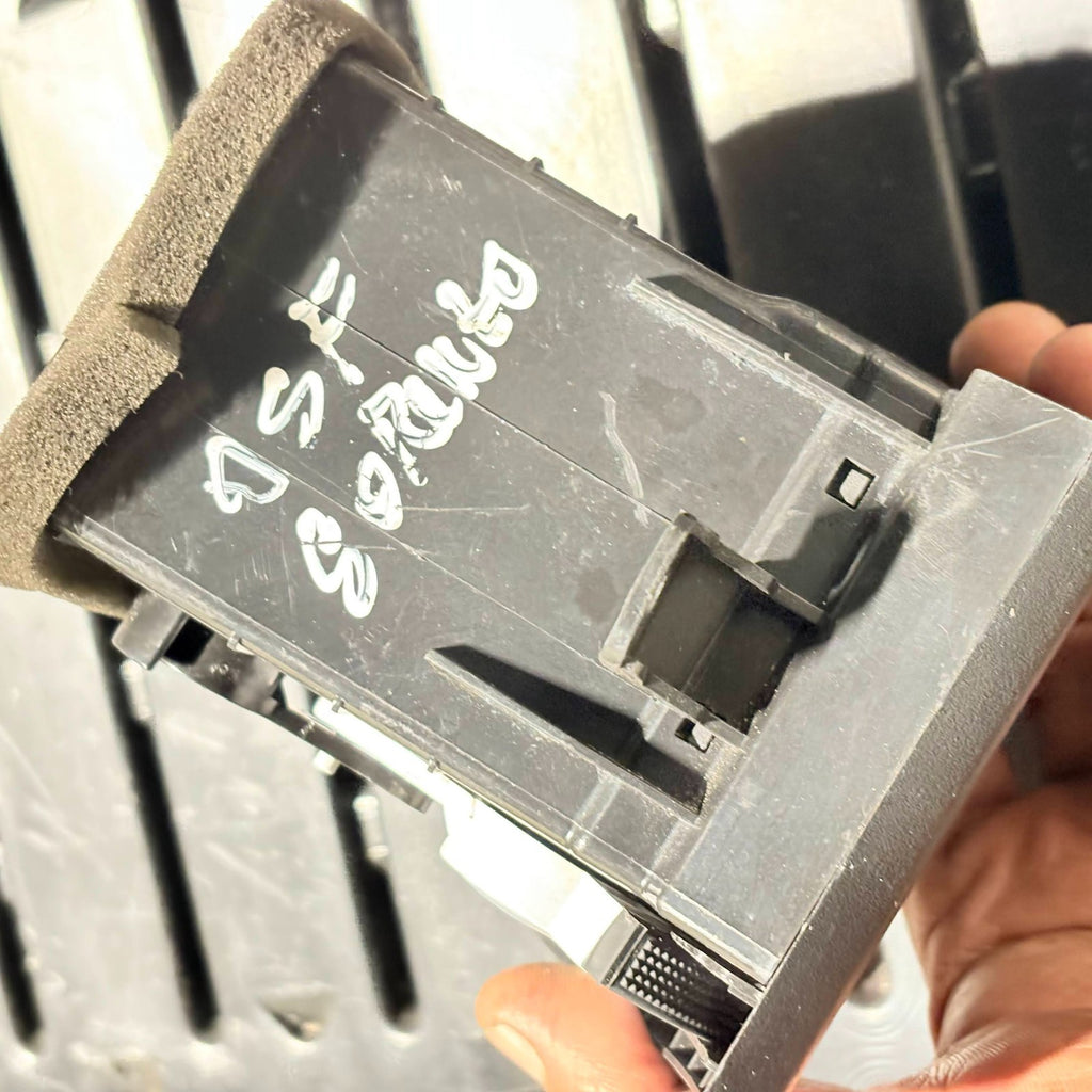 KIA SORENTO MK1 02-11 FRONT HEATER DASHBOARD AIR VENT DRIVER SIDE 97490-3E000