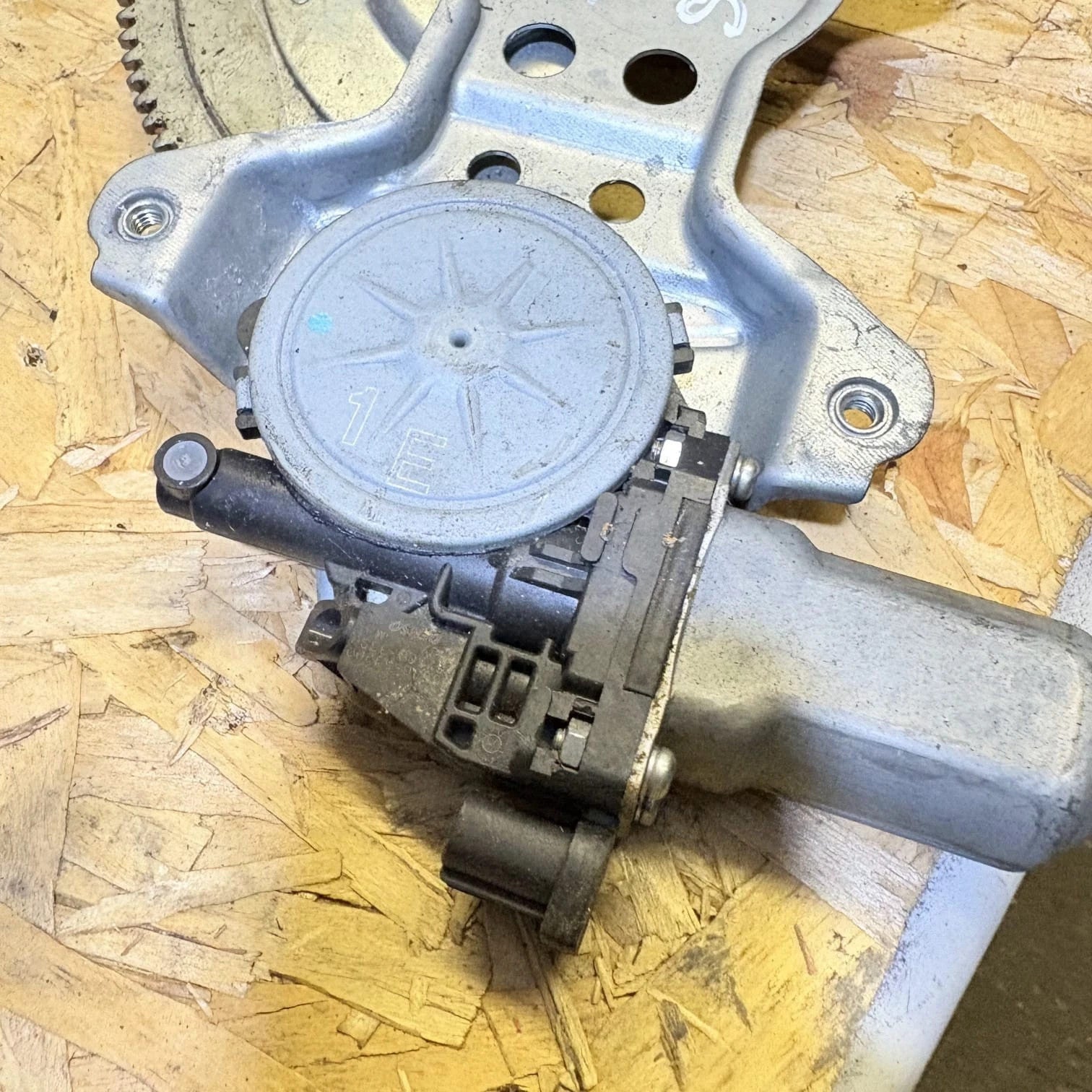 Suzuki SX-4 WINDOW REGULATOR MOTOR PASSENGER FRONT SIDE 2010