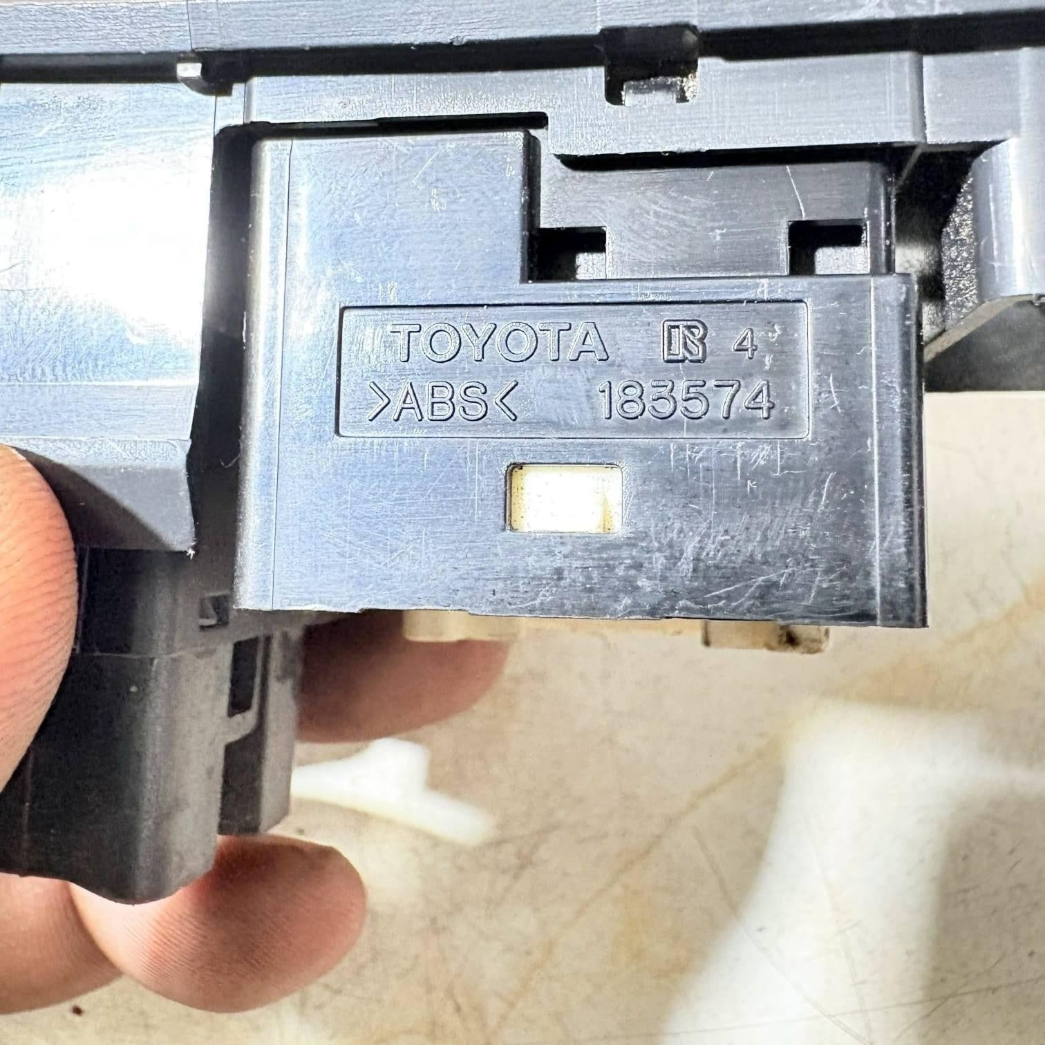 TOYOTA COROLLA 2003-2008 E120 Wing Mirror Switch 183574 Black