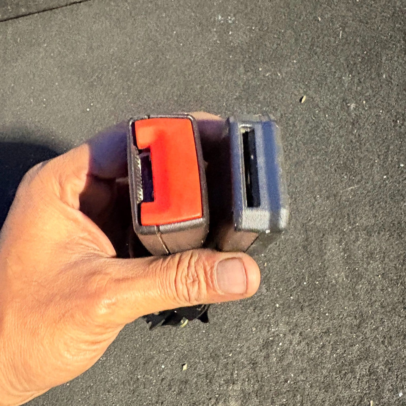 2005 MAZDA 3 DOUBLE SEAT BELT BUCKLE