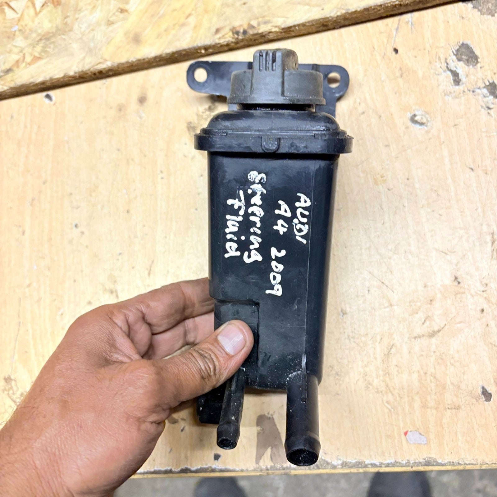 Audi A4 2009 Power steering fluid tank reservoir 8E0422373B