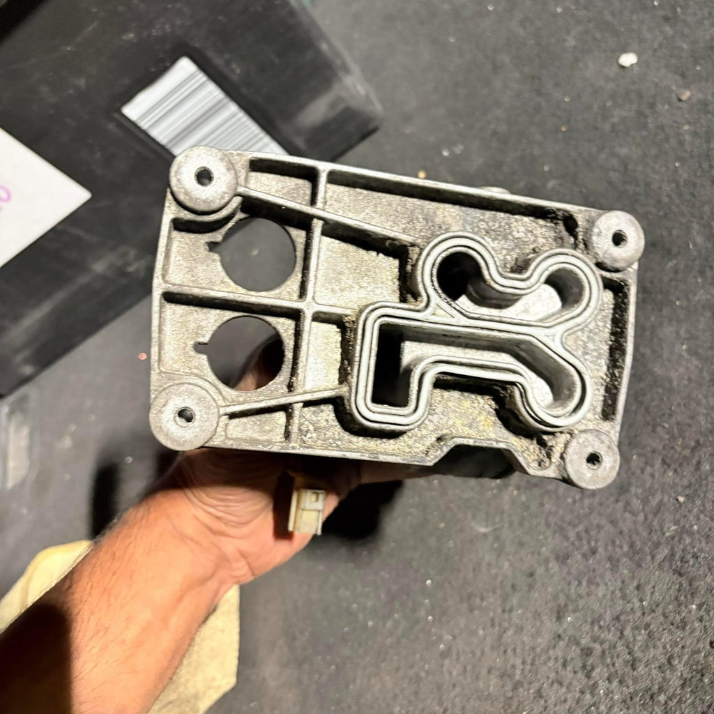 Ford Mondeo Mk3 00-07 Transit MK6 00-06 Oil Cooler Housing 1C1Q-6B624-AB