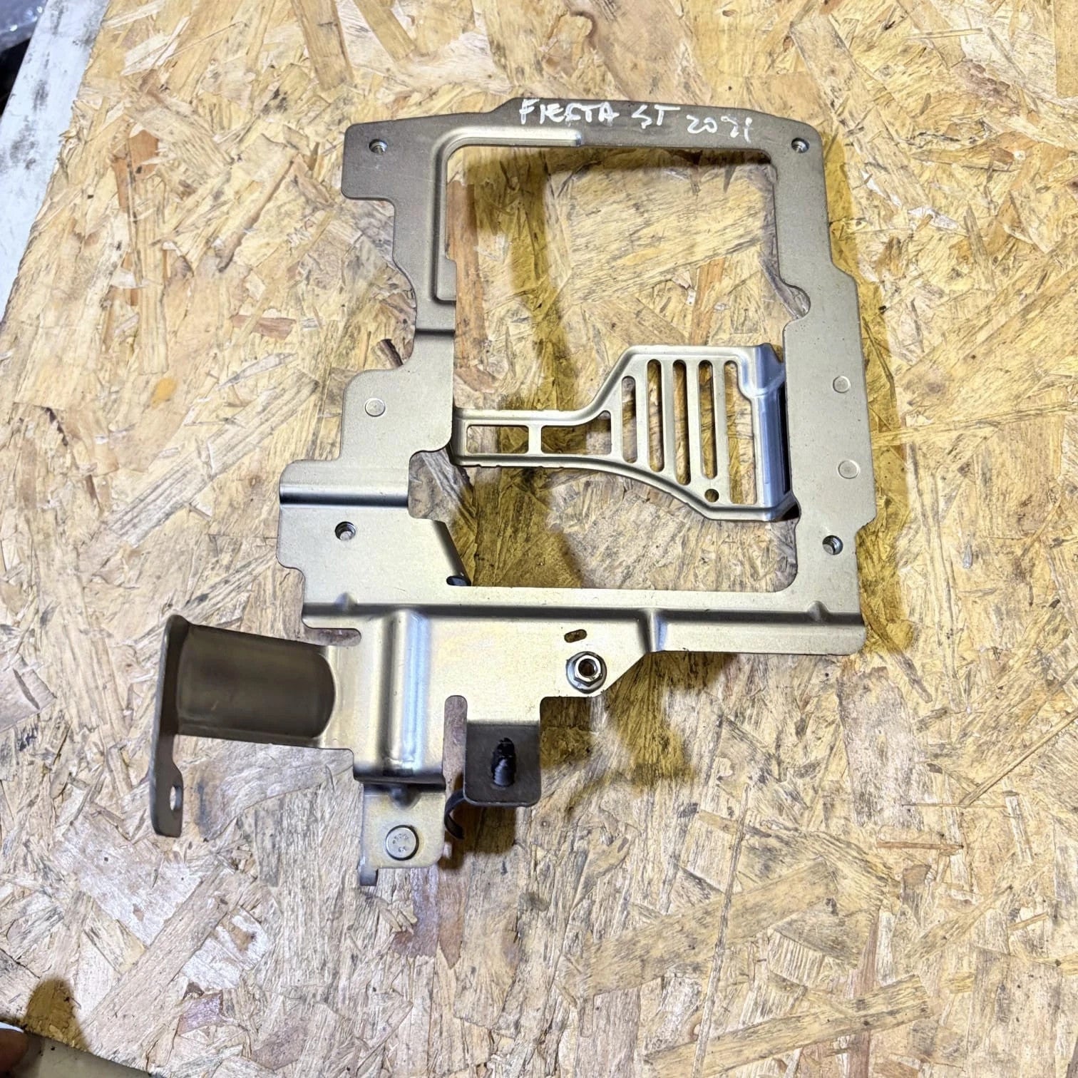 FORD FIESTA ST MK8 2018-2023 ENGINE BAY MODULE MOUNTING BRACKET M1BA3D121AE
