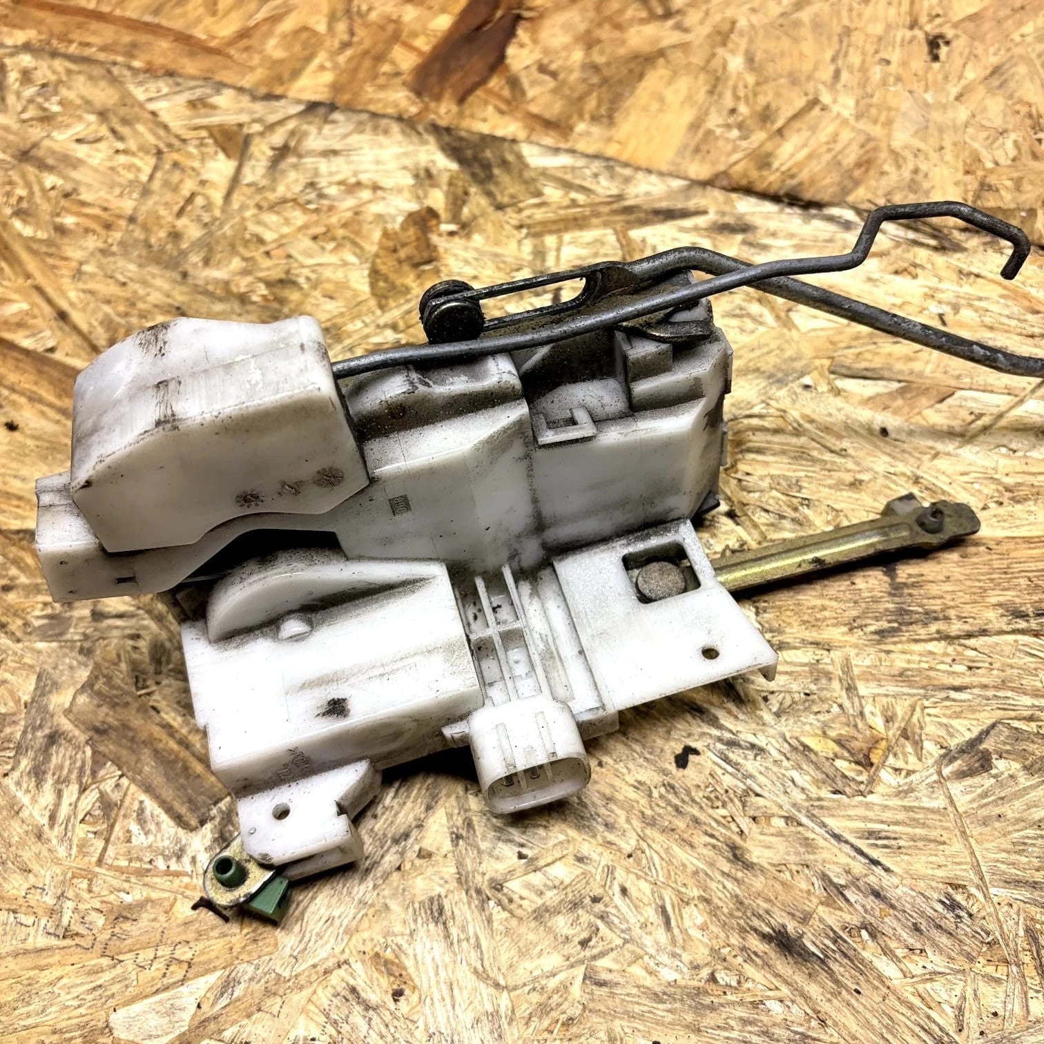 6904005081 front door lock lh for TOYOTA AVENSIS BERLINA (T 22) 1997 5664478 OSF