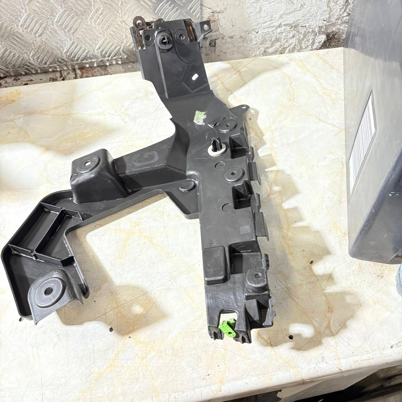 8200228452 RENAULT SCENIC NEAR SIDE REAR BUMPER MOUNT