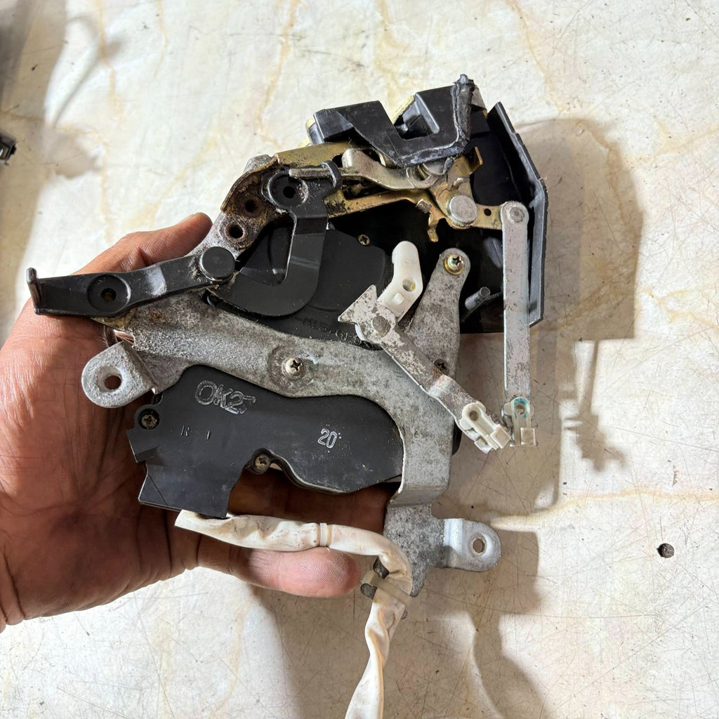 TOYOTA D-4D REAR LEFT PASSENGER N/S/R DOOR LOCK CATCH ACTUATOR MECHANISM