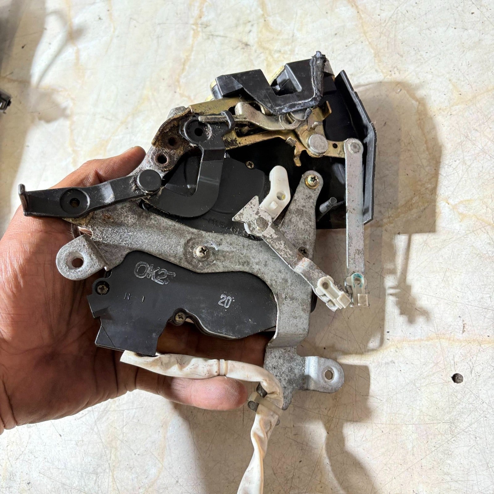TOYOTA D-4D REAR LEFT PASSENGER N/S/R DOOR LOCK CATCH ACTUATOR MECHANISM