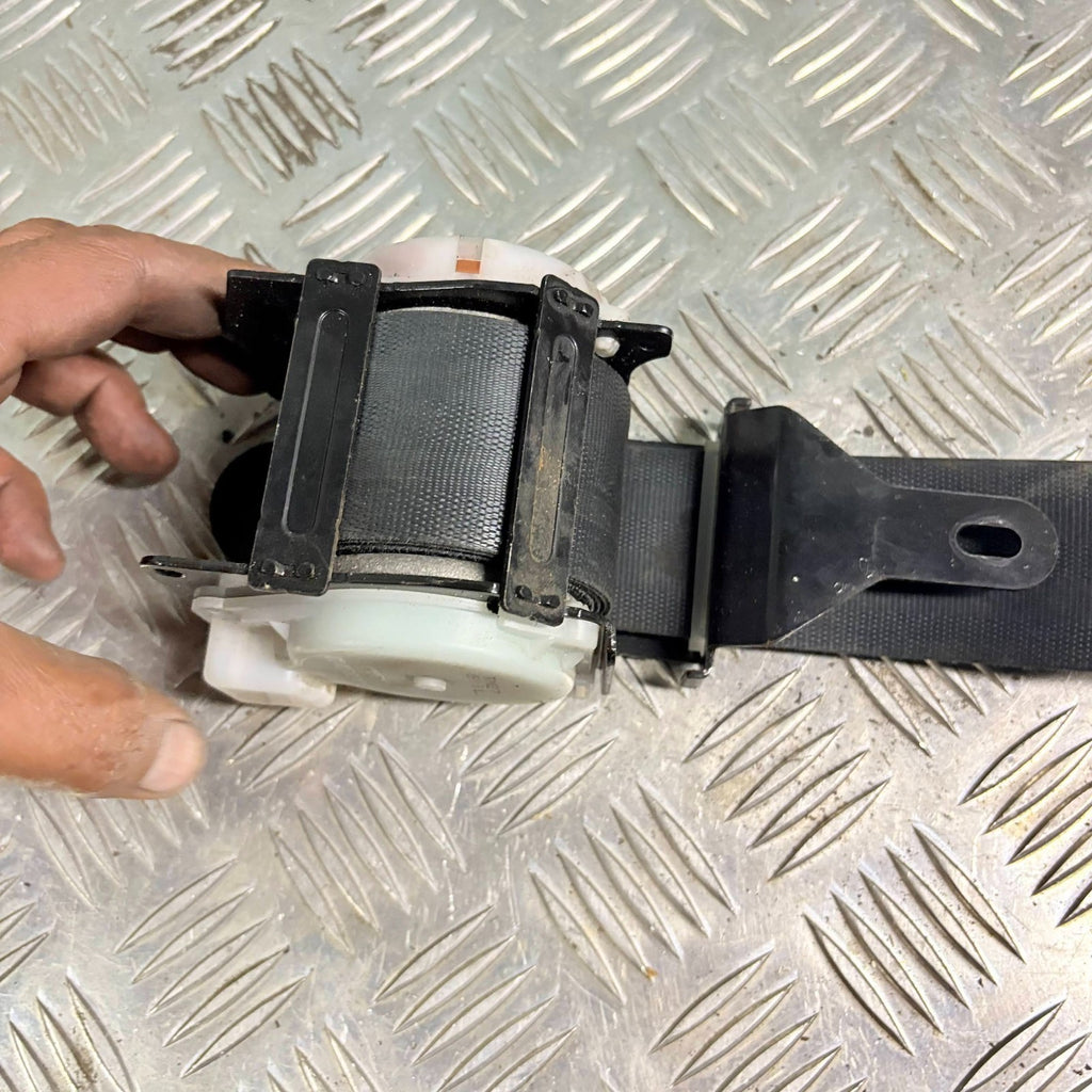 0429083 Front Seat Belt Left for Mitsubishi Shogun 2001