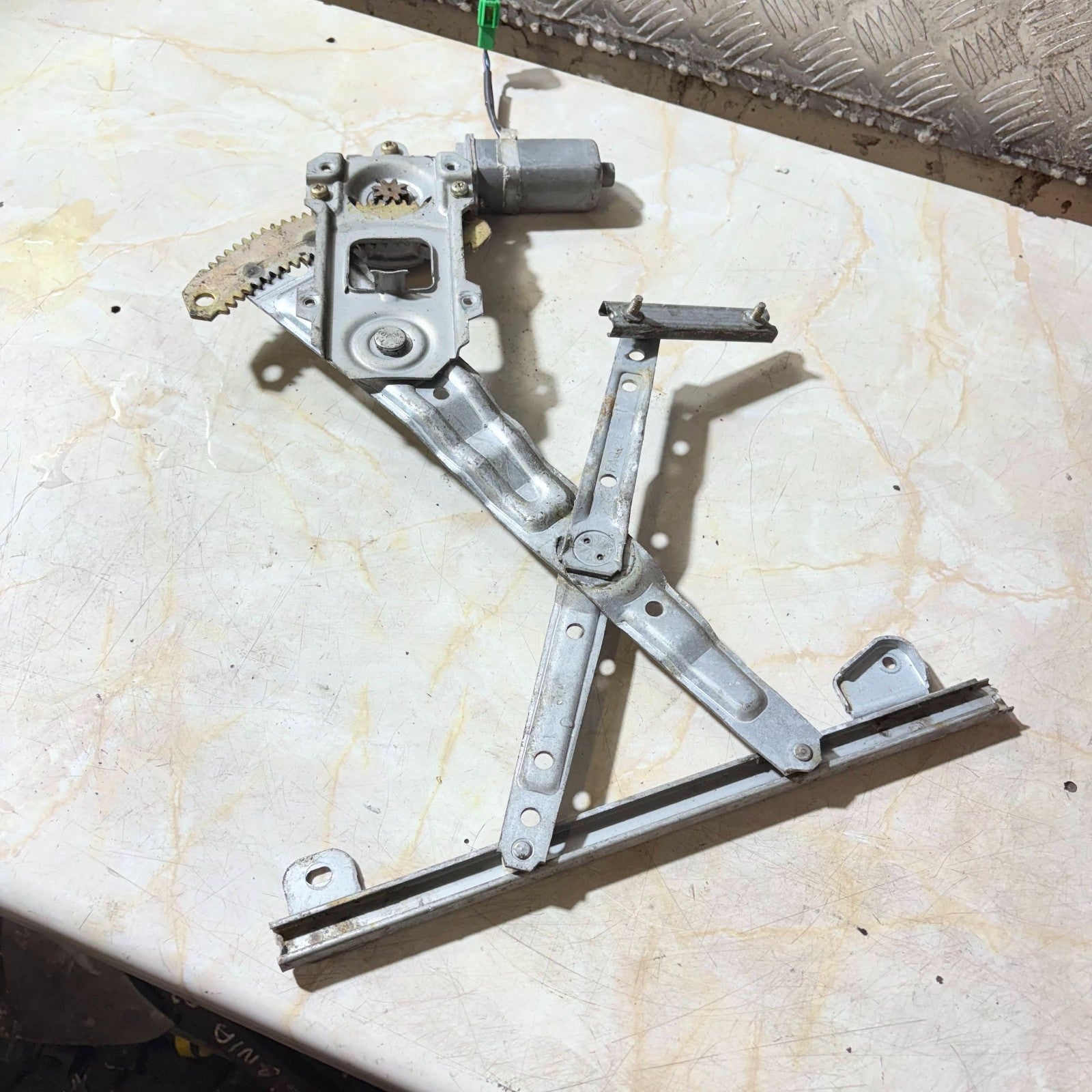 SUBARU 1996 REAR RIGHT SIDE DOOR ELECTRIC WINDOW REGULATOR