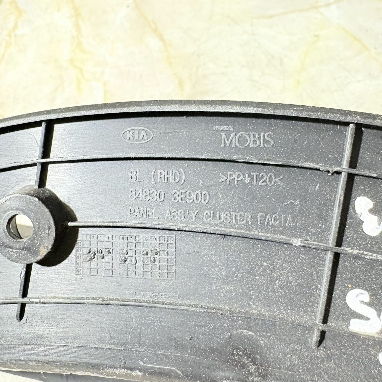 Kia Sorento Speedometer Surround Trim Cover 84830-3E900 2002-2009