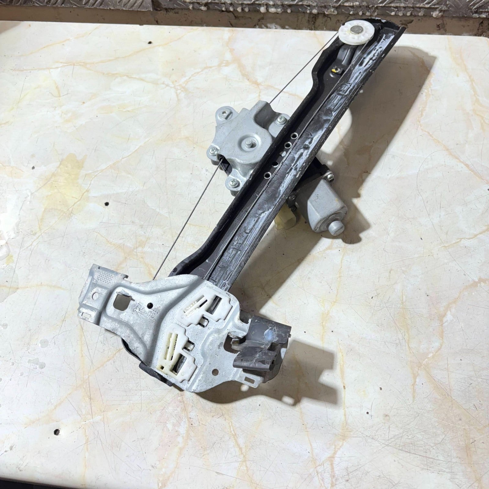 2013 CHEVROLET AVEO PASSENGER FRONT LEFT SIDE WINDOW MOTOR REGULATOR