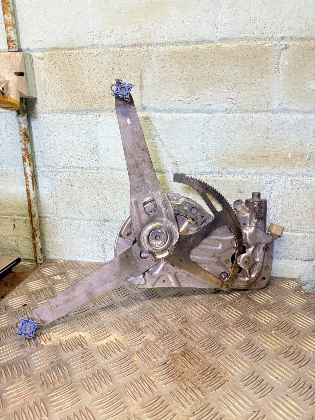 2008 NSF Volvo S60 Passenger Front Window Regulator