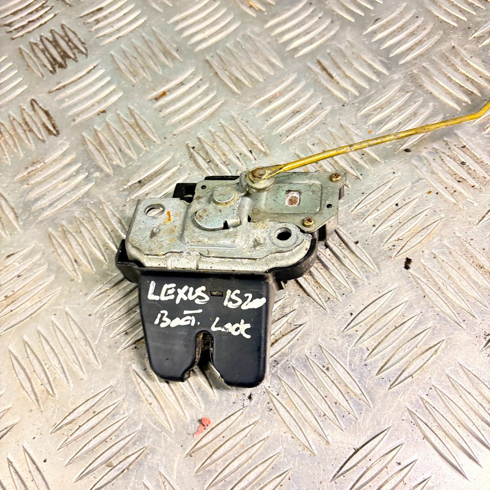 2004 LEXUS IS200. BOOT LID TAILGATE LOCK LATCH