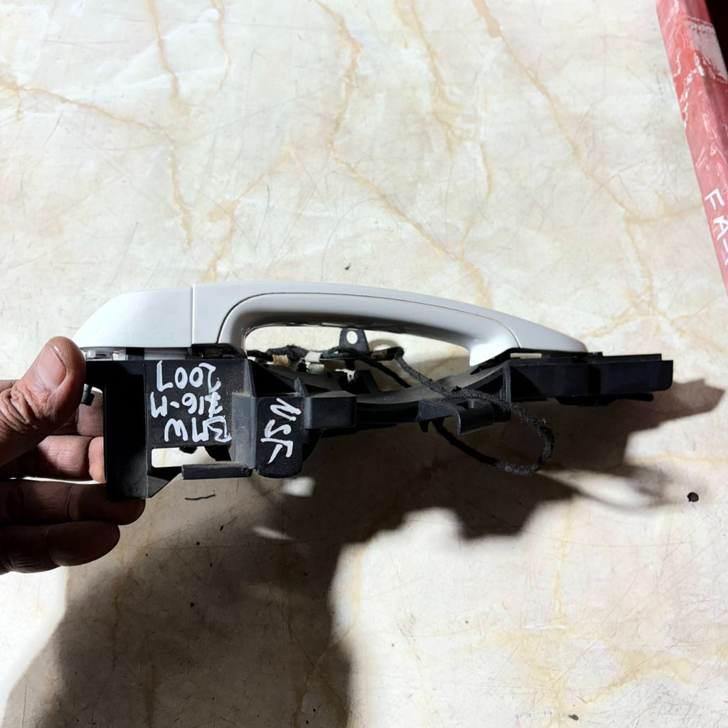 2007 BMW 1 SERIES 116M DOOR HANDLE OUTER LEFT FRONT PASSENGER SIDE 140107-10