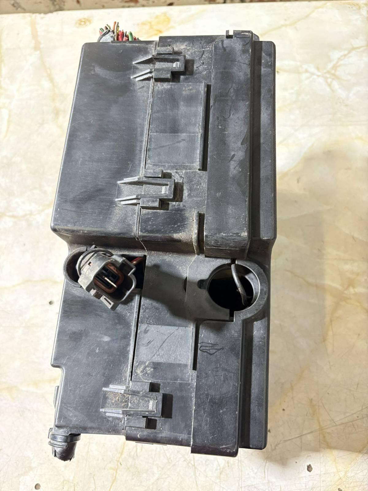 VOLVO C30 MK1 06-12 FUSE BOX 8688040