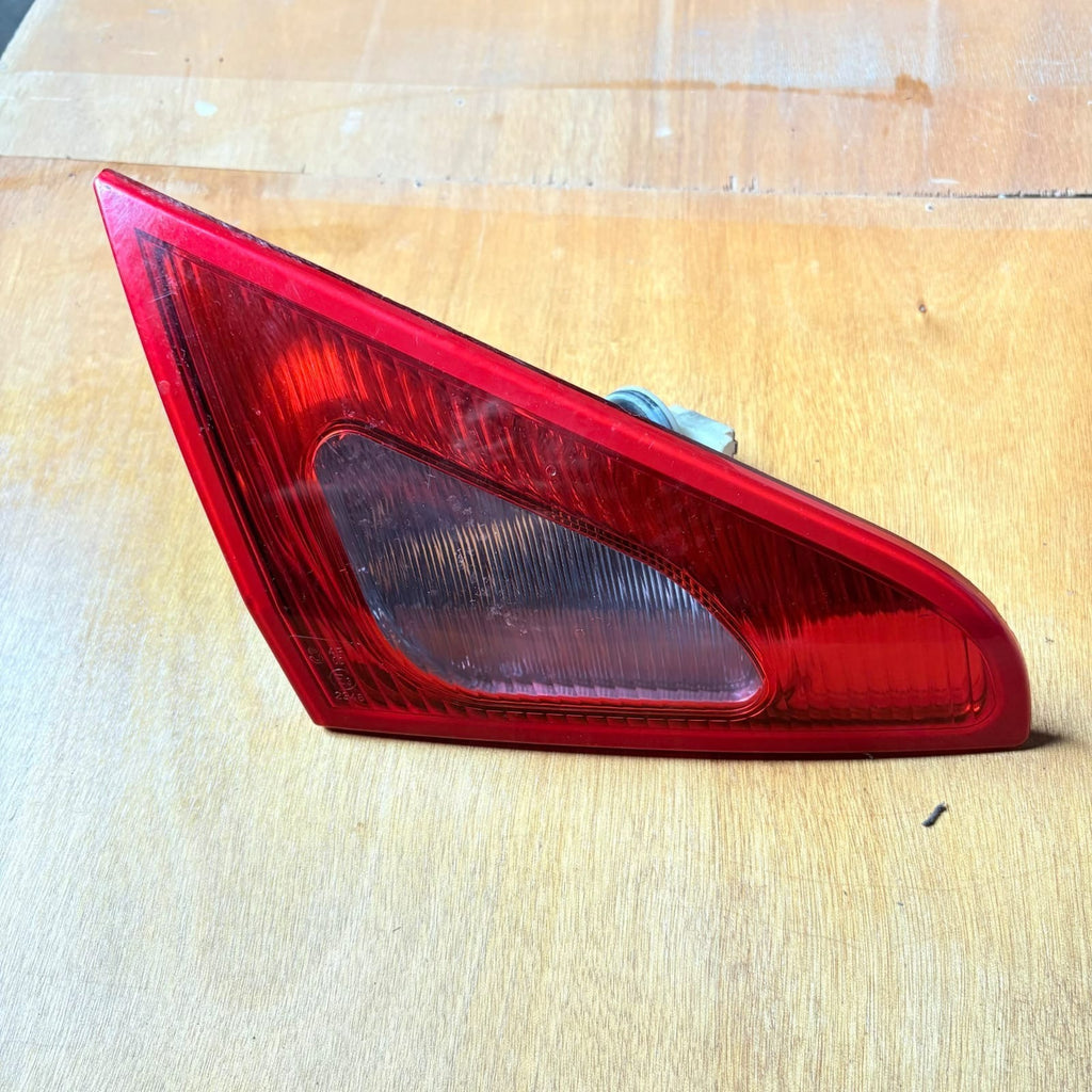 MITSUBISHI COLT 6 Z30 INNER LEFT PASSENGER SIDE TAILLIGHT MN105625