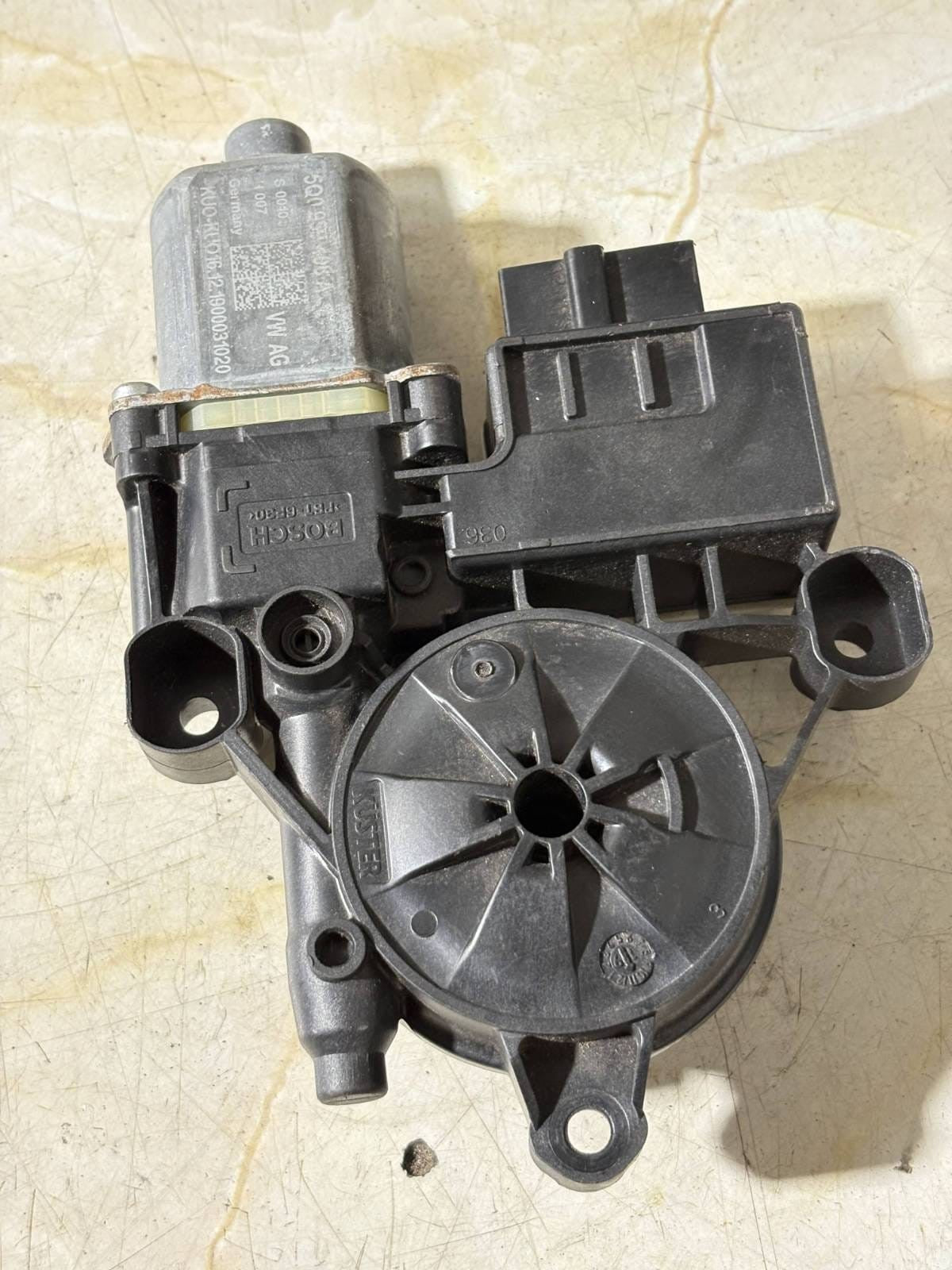Skoda Karoq Rear right rear window regulator motor 5Q0959408A