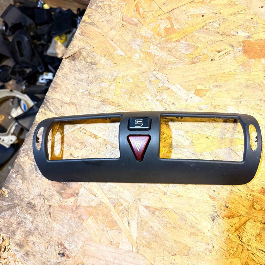 Centre Air Vent Trim With Warning Button Mercedes Vaneo 2001-2005
