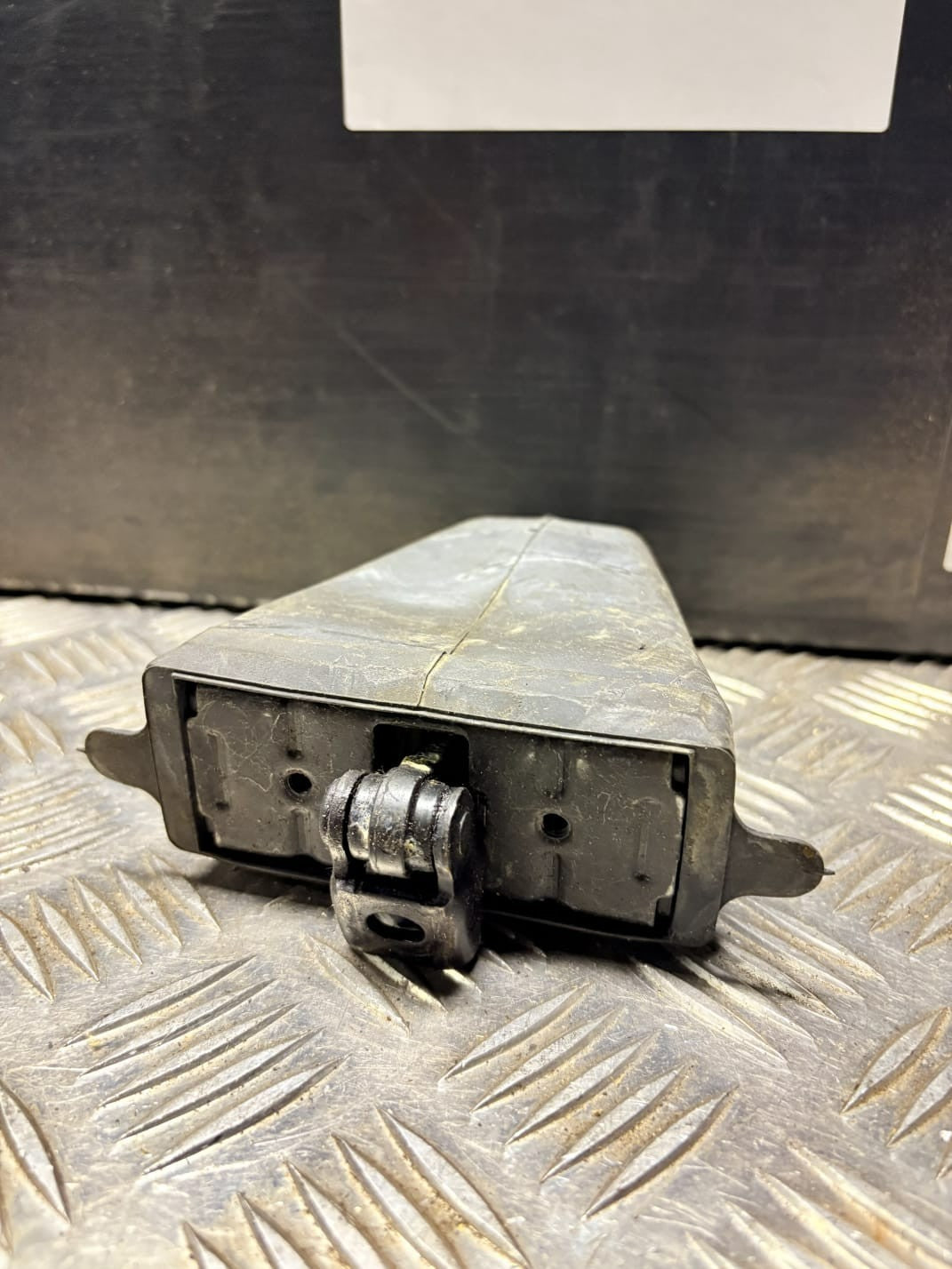 BMW X5 E53 REAR LEFT DOOR BRAKE WITH RUBBER COVER 2010