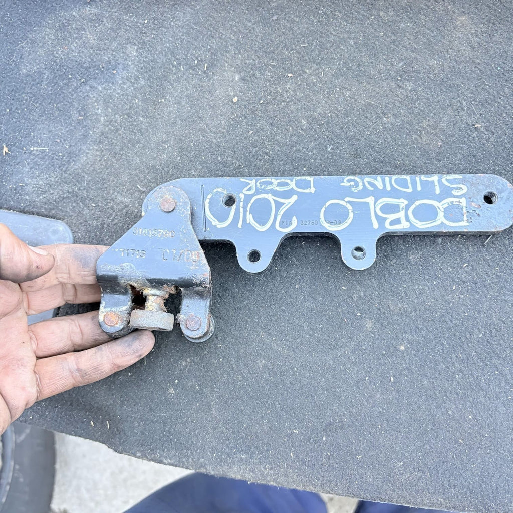2010 Guide roller guide rail sliding door bottom Fiat Doblo 263 51815790