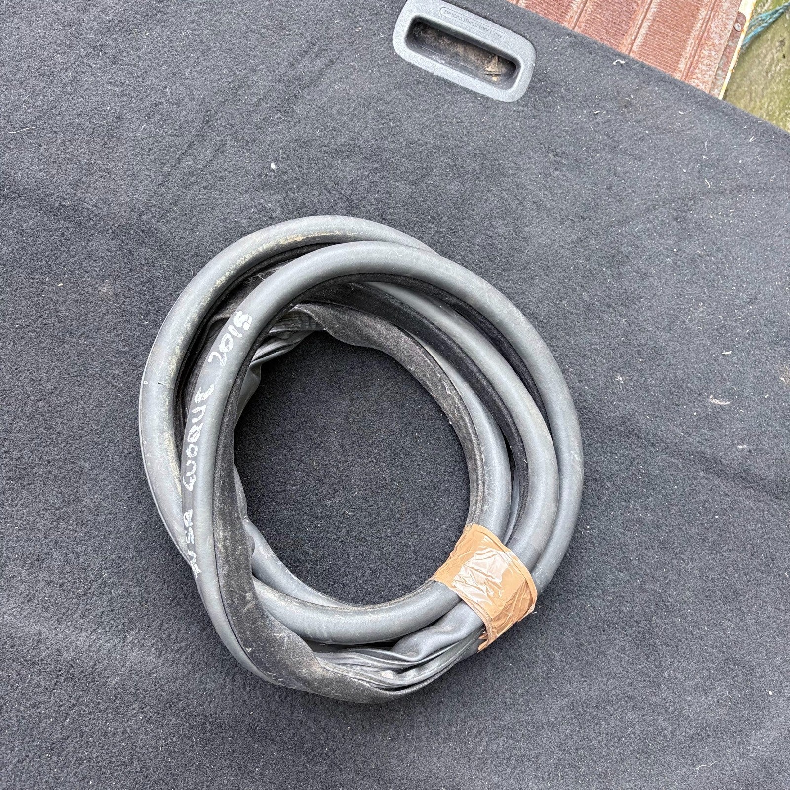 RANGE ROVER EVOQUE L538 2011-2018 REAR LEFT N/S REAR DOOR RUBBER SEAL