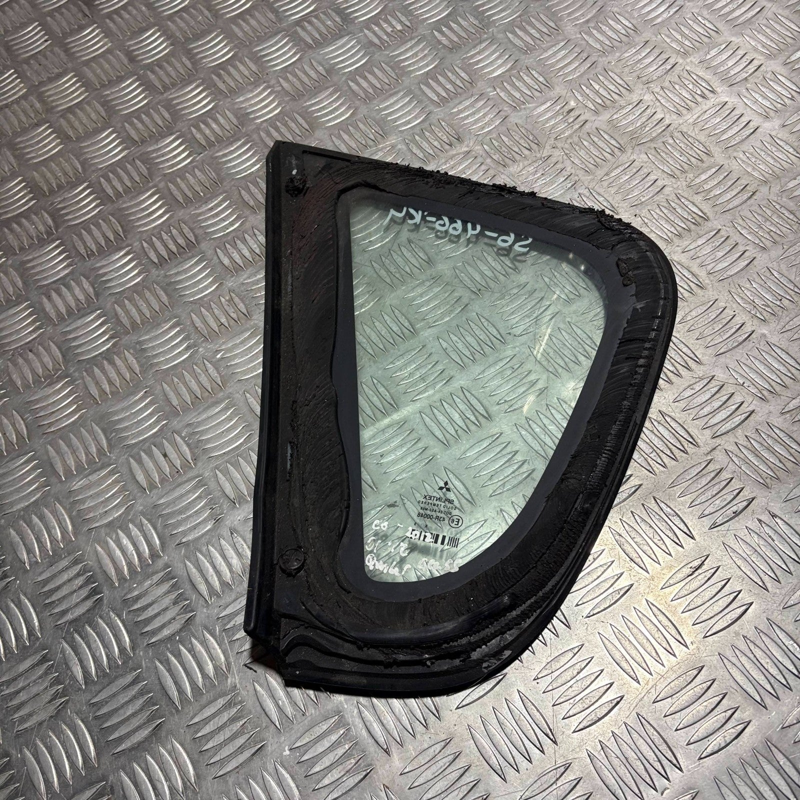 MITSUBISHI COLT MK6 Z30 5 DR REAR RIGHT QUARTER WINDOW GLASS 2004-2013 MR957060