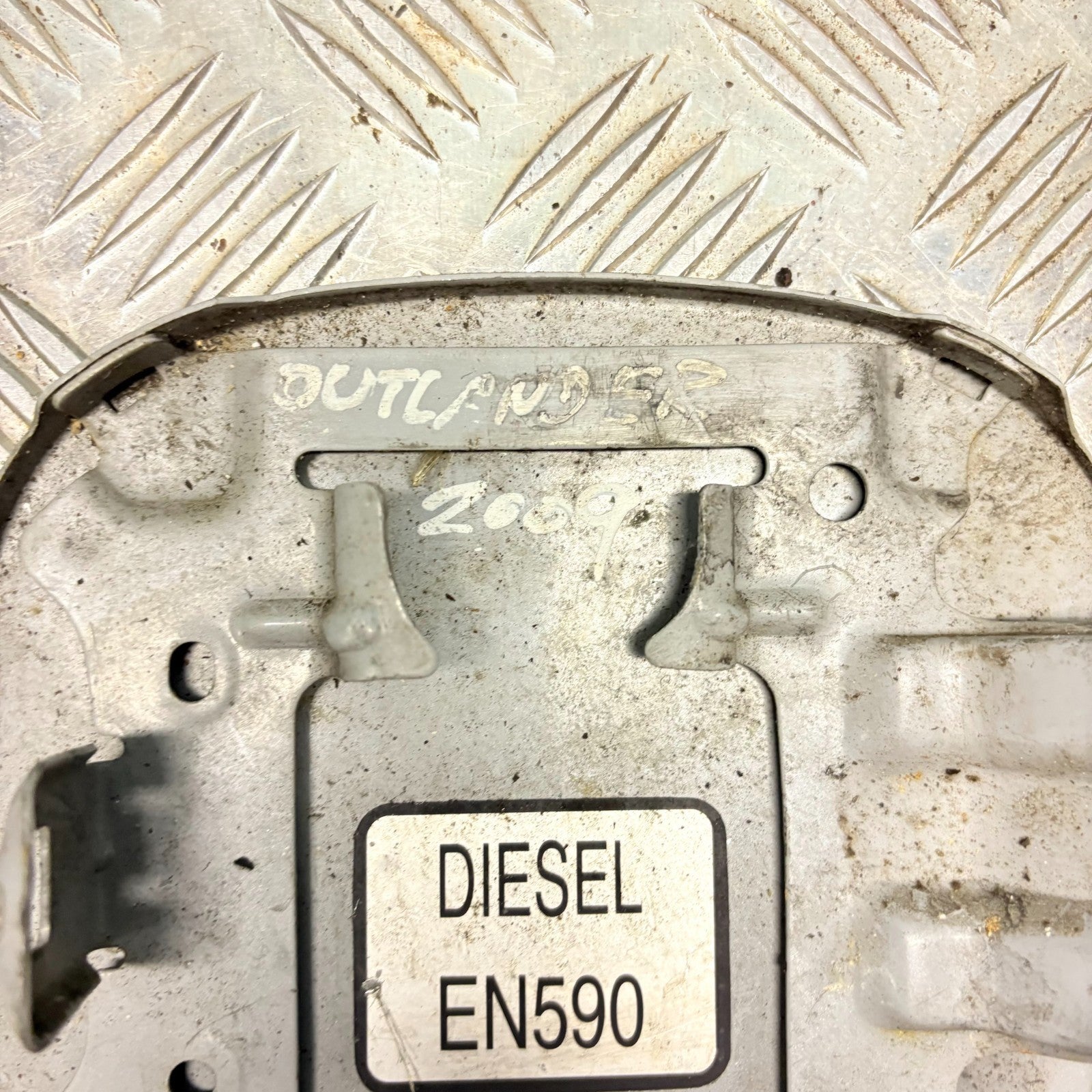 2009 MITSUBISHI OUTLANDER FUEL FLAP CAP COVER