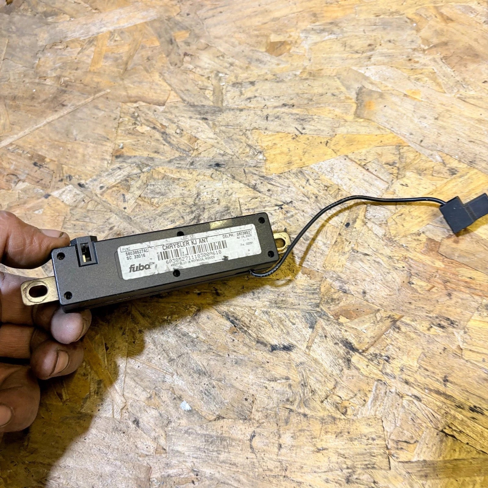 JEEP CHEROKEE KJ Antenna Amplifier 56038527AD