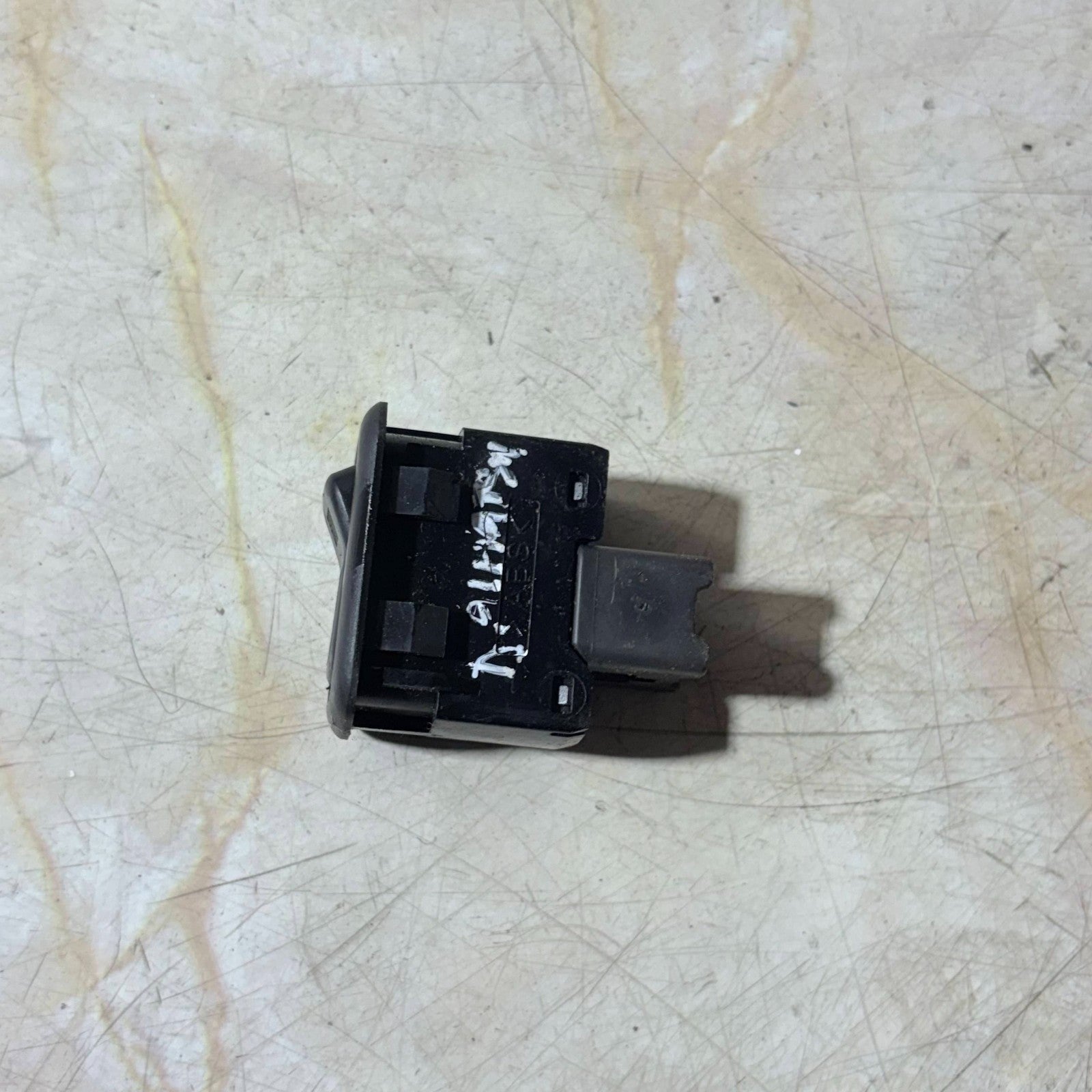 DAIHATSU TERIOS MK1 REAR DEMISTER SWITCH 00-06 P/N T322 5 PIN PLUG