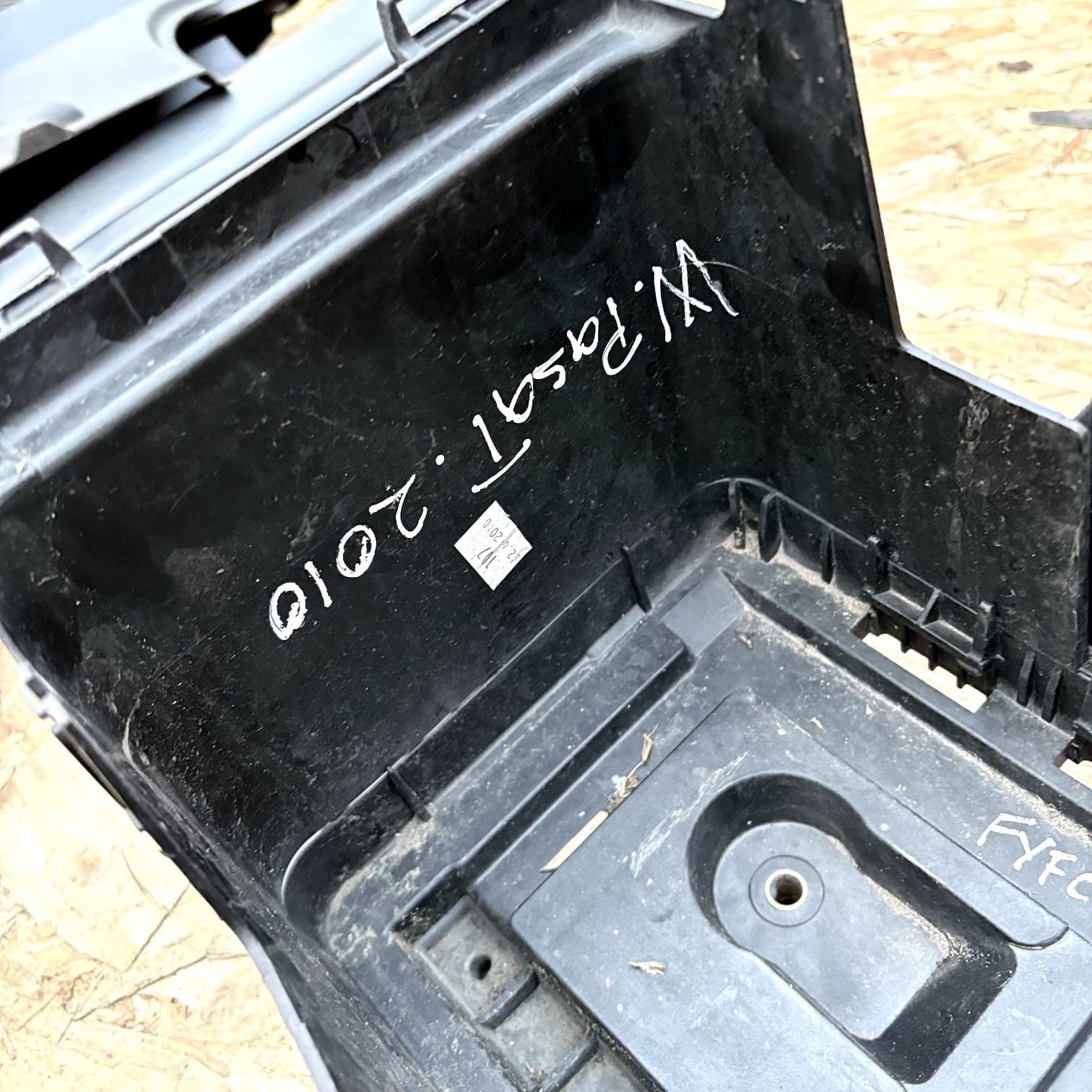 AUDI VW SKODA SEAT 1.6 BATTERY TRAY HOLDER 1K0915325A *FAST DELIVERY* 2010
