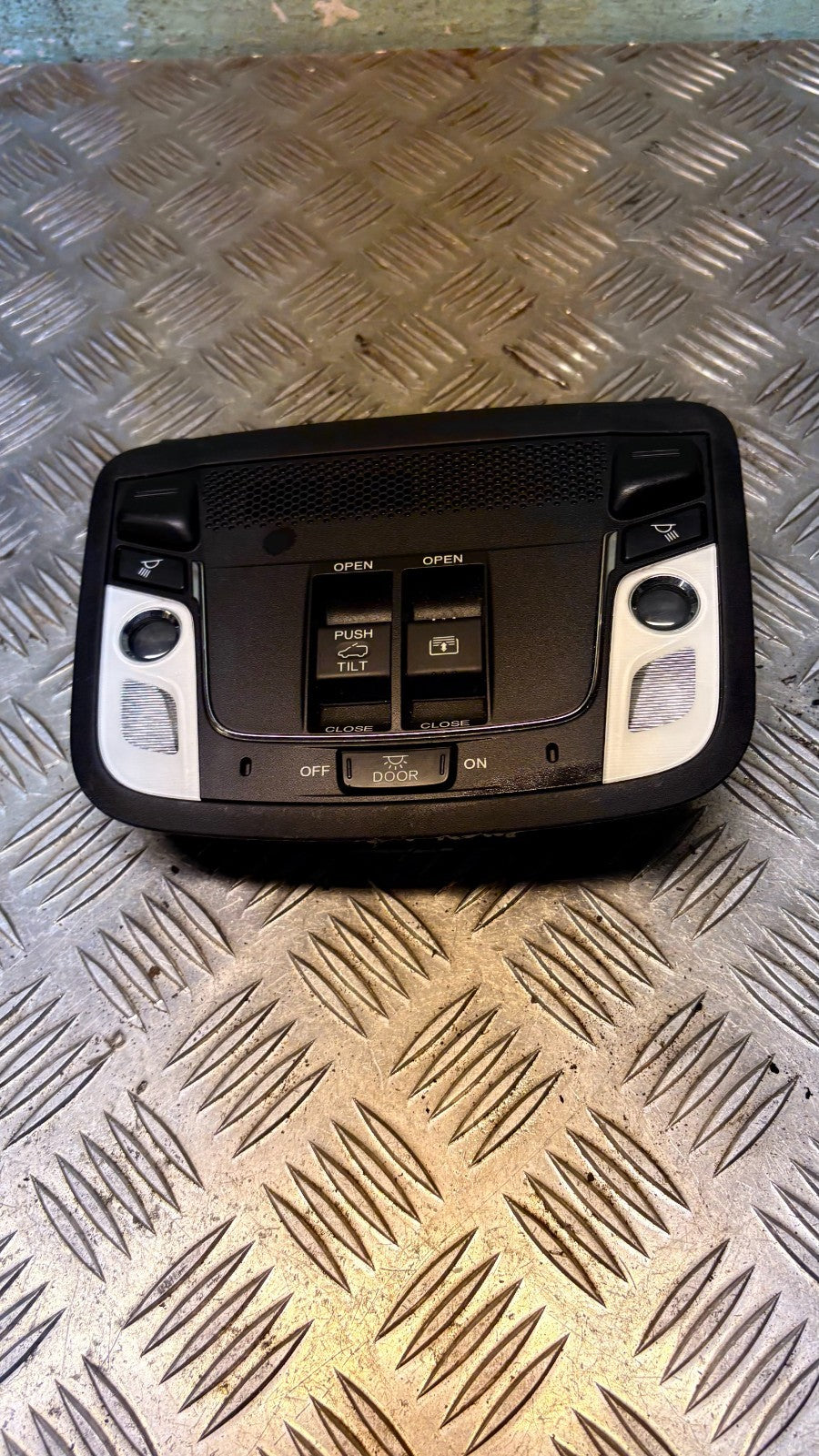 COURTESY LIGHT HONDA HRV 2018 w/CONTROL SWITCHES 39180-T0A-R010-M1
