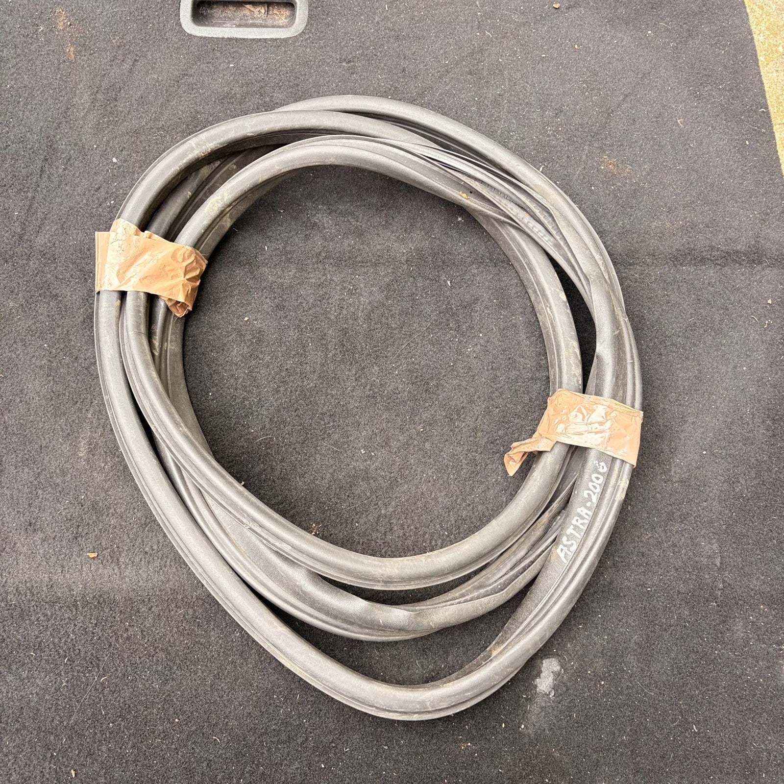 VAUXHALL ASTRA MK5 H 04-10 DRIVER FRONT RIGHT O/S DOOR RUBBER SEAL
