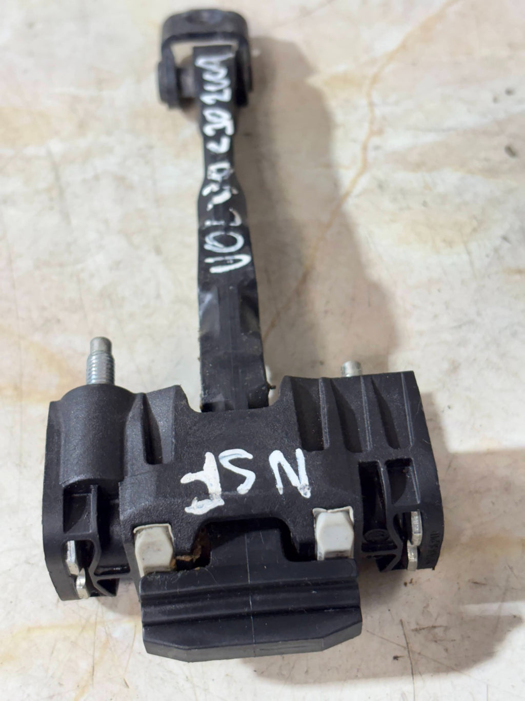 VOLVO C30 2009-PASSENGER SIDE FRONT LEFT DOOR CHECK STRAP 31217750