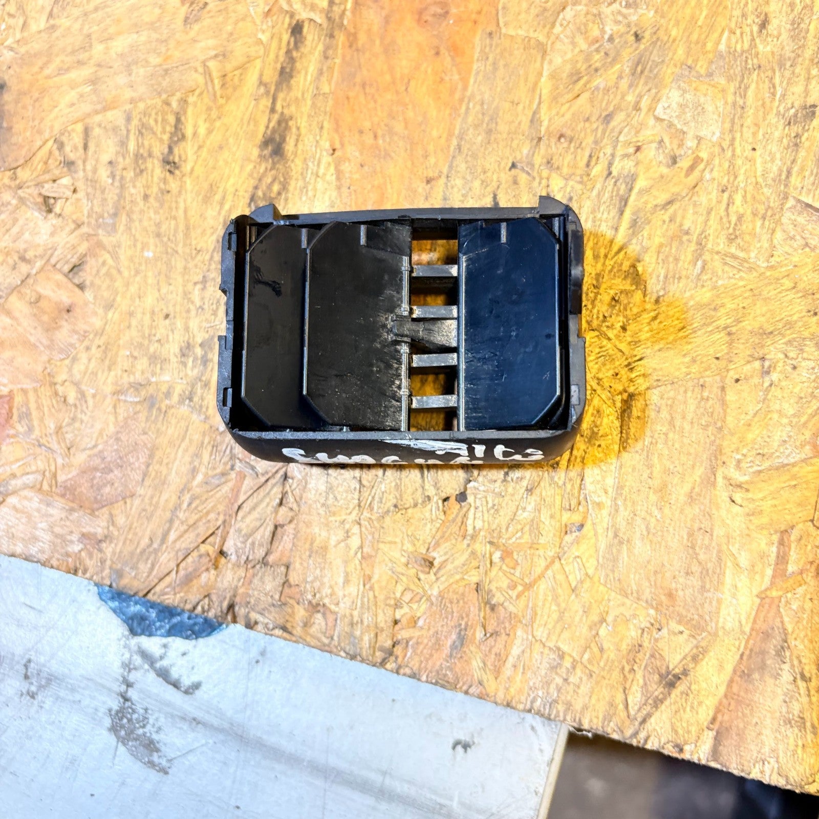 MITSUBISHI SHOGUN MK3 V60 V70 2002-2006 RHD RIGHT DASH AIR VENT