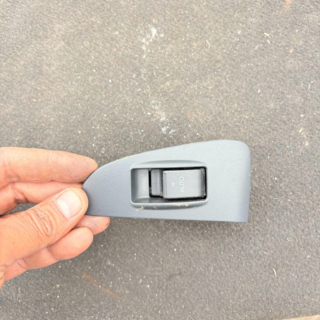 2004-2008 TOYOTA AVENSIS PASSENGER SIDE REAR LEFT WINDOW SWITCH 74272-05020