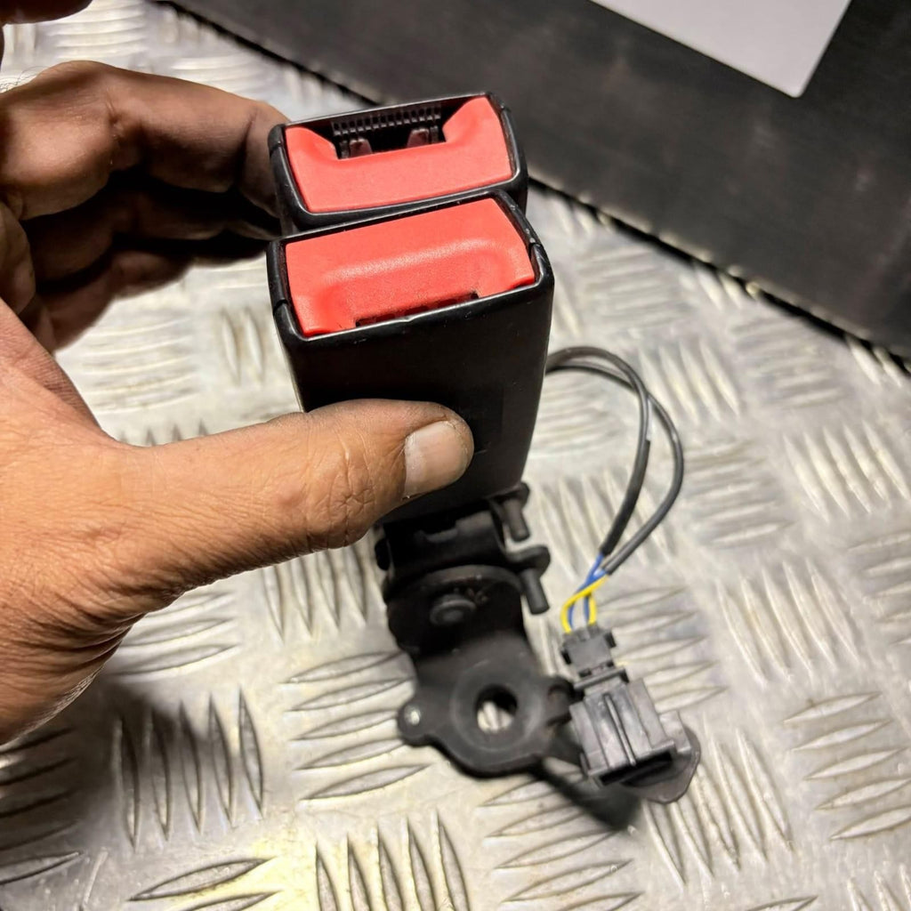 AUDI A3 S Line Nav Tfsi S-a Rear Seat Belt Stalk 8v0857739