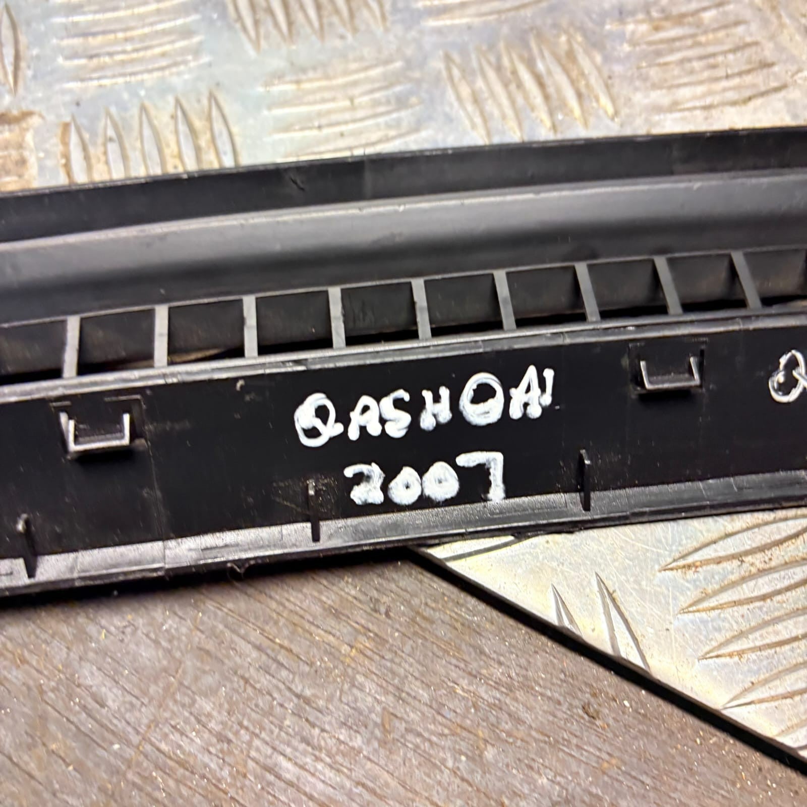 NISSAN QASHQAI J10 2007 FRONT DASHBOARD GRILL WINDSCREEN AIRVENT TRIM TOP UPPER