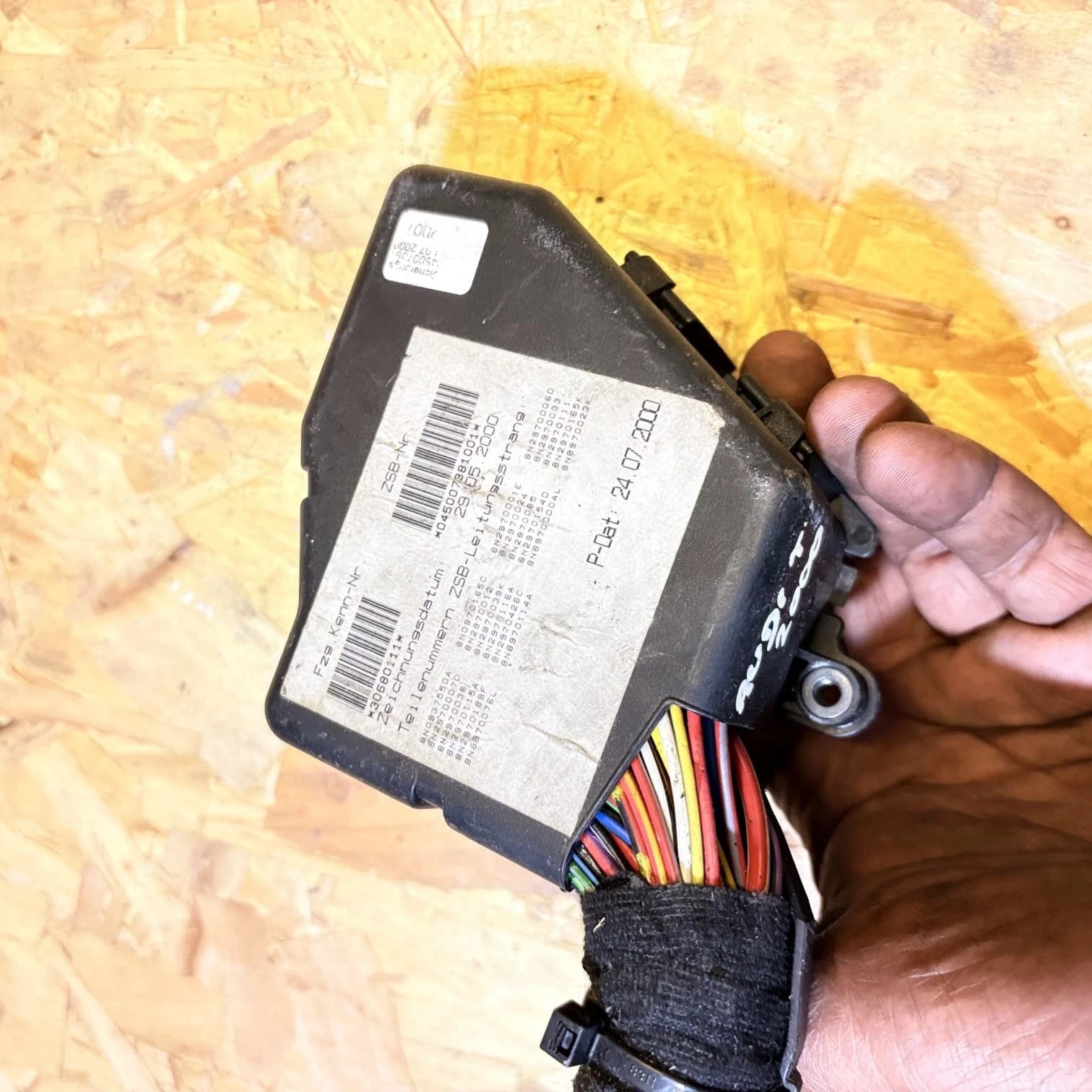 AUDI A8 D3 3.0 TDI DIESEL FUSE RELAY BOX 8D1941824 30680111 2000