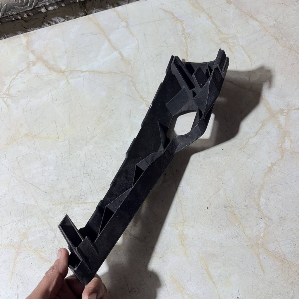 Ford Focus Mk2 04-08/C-Max 03-07 RH Bumper Bracket 1335698 4M51-17E856-AC