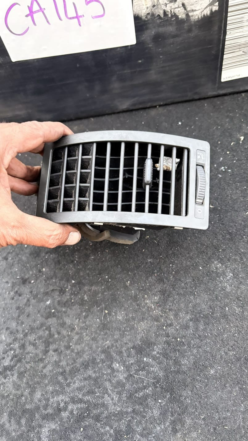 VW POLO 9N3 MK4 DRIVER/RIGHT SIDE FRONT AIR VENT DUCT 6Q0819704 2009