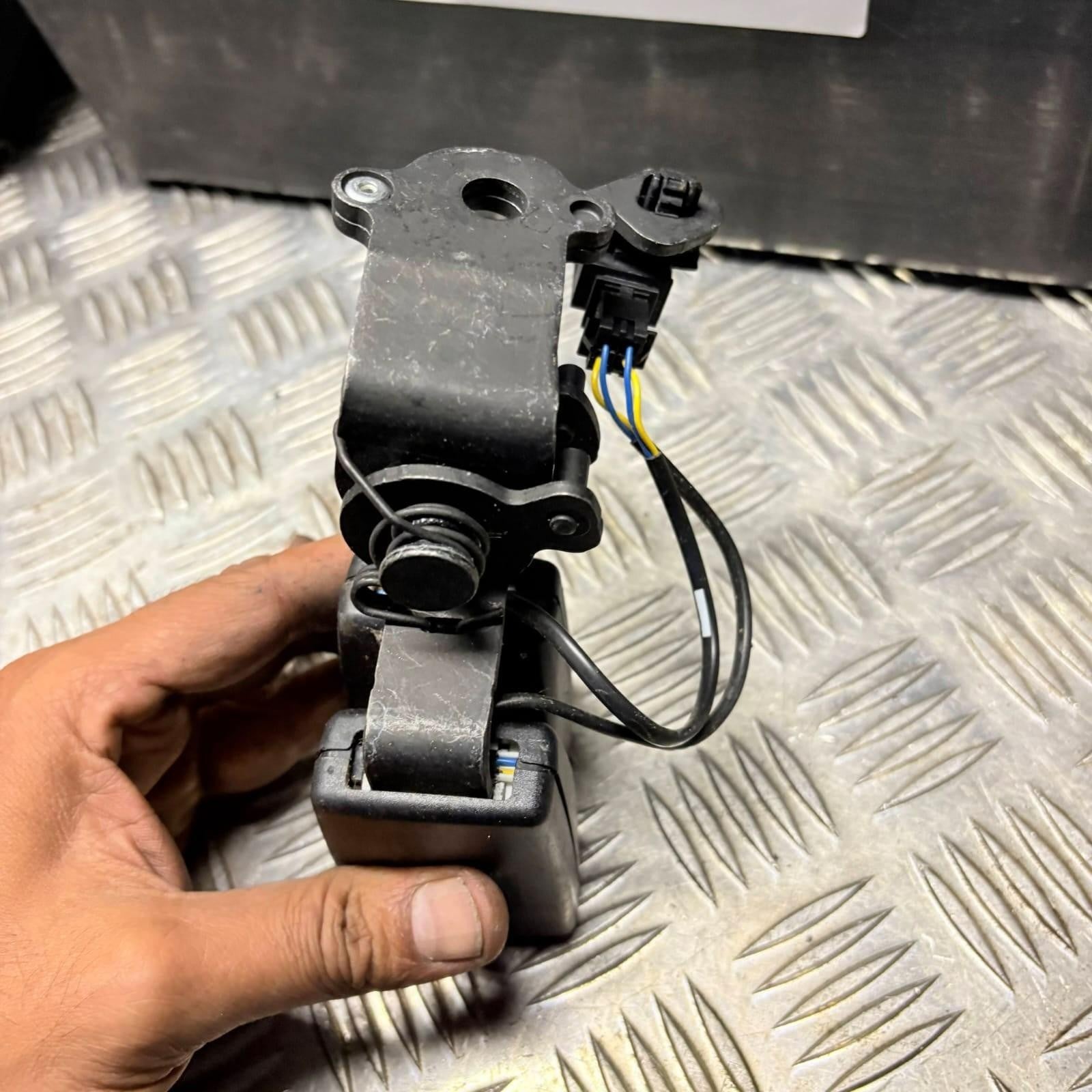 AUDI A3 S Line Nav Tfsi S-a Rear Seat Belt Stalk 8v0857739