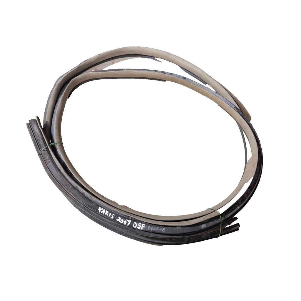 TOYOTA YARIS MK2 XP90 2005-2011 FRONT RIGHT DRIVER DOOR WEATHERSTRIP RUBBER SEAL