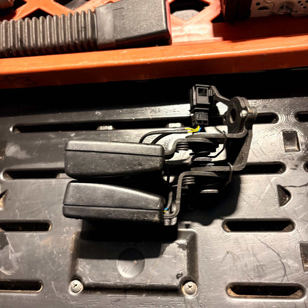 Audi A3 S3 8V Rear Left Seat Belt Buckle Latch/Adapter 2013-2016 8V0857755E