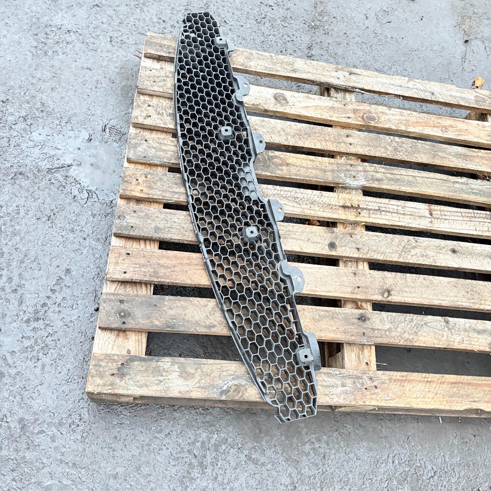 KIA Carens mk2 II 2008 Front bumper lower grill 865611D010