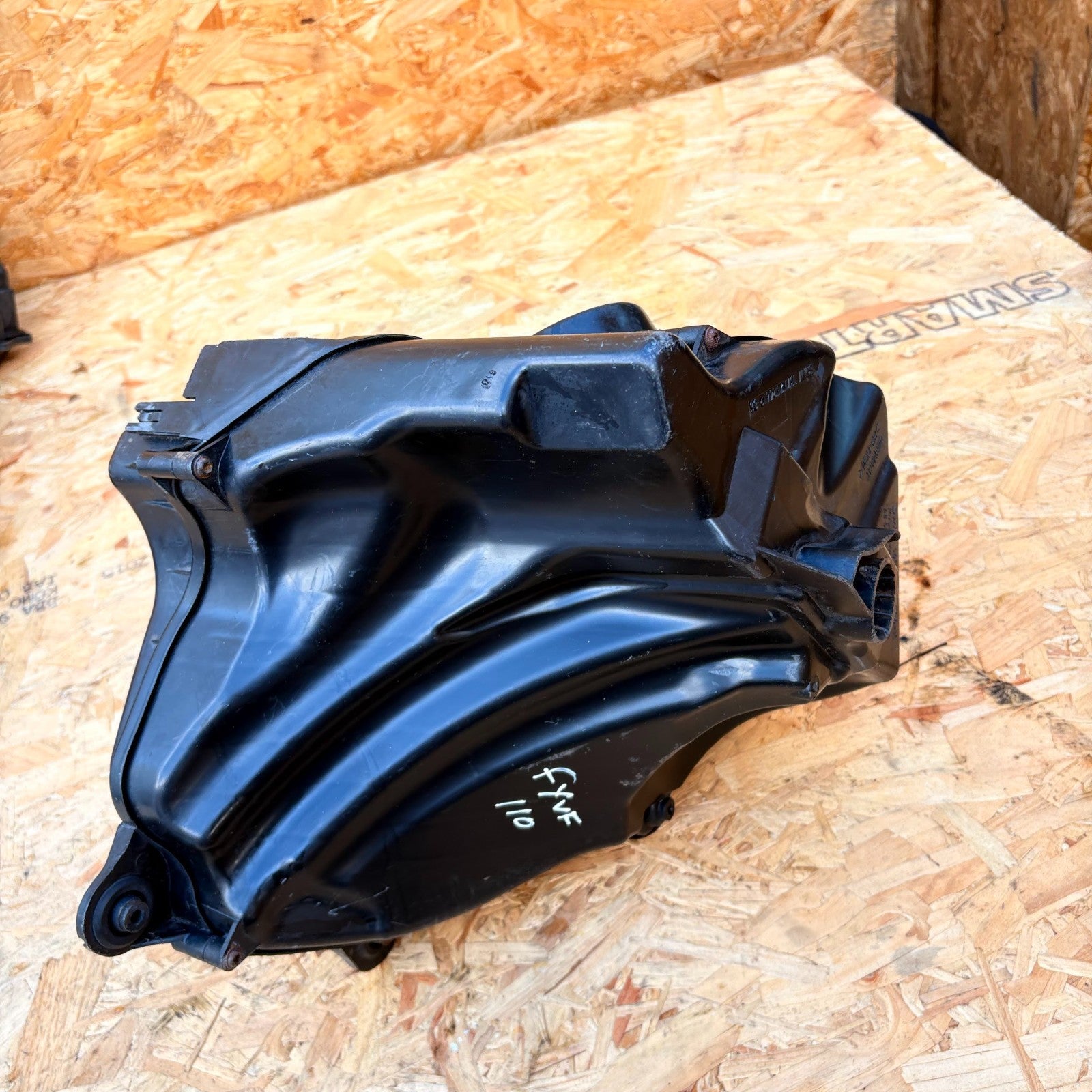 BMW 1 SERIES E87 116I 2004-2011 AIRBOX INTAKE FILTER HOUSING 13717523628