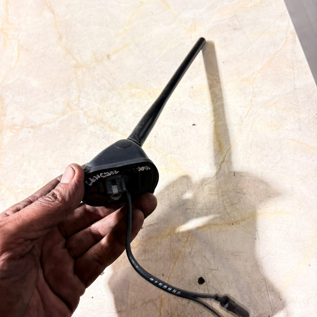 Nissan Sentra Roof Mounted Radio Antenna 28208-ET000 2660 2010